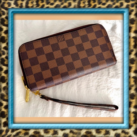 Fashion Wallet Wristlet Handbags - 👑✅PRICE FIRM✅ Brown Large Double Zip Compartment Wristlet Wallet.